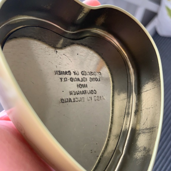 Vintage Heart Metal Tin made in England / Small Vintage Tin / Heart Keepsake Tin - Picture 10 of 16